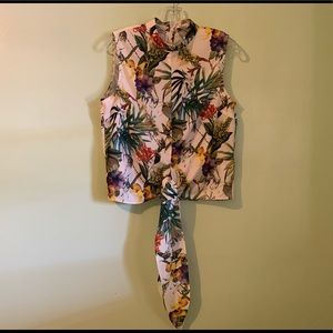 Sleeveless tie front blouse size M